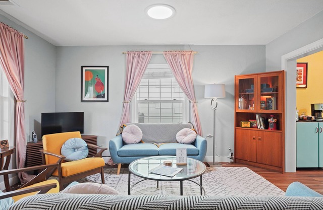 Yolo Bungalow Cozy Craftsman in Downtown Davis 🌿 Historic charm meets modern comfort! Just steps from shops, cafés, restaurants, and the Farmers Market, this updated 100-year-old bungalow is perfect for families, academics, and pet lovers alik