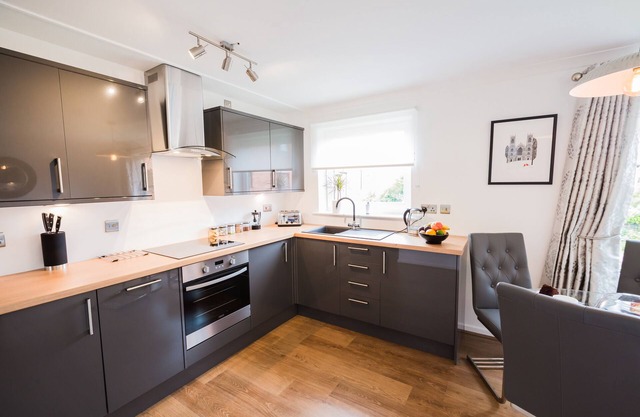 York City Centre Luxurious Apartment with FREE ONSITE PARKING!