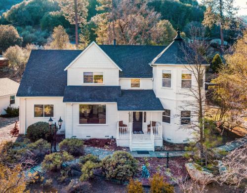 Yosemite Country House sleeps 20 w/hot tub, firepit, bonus studio!