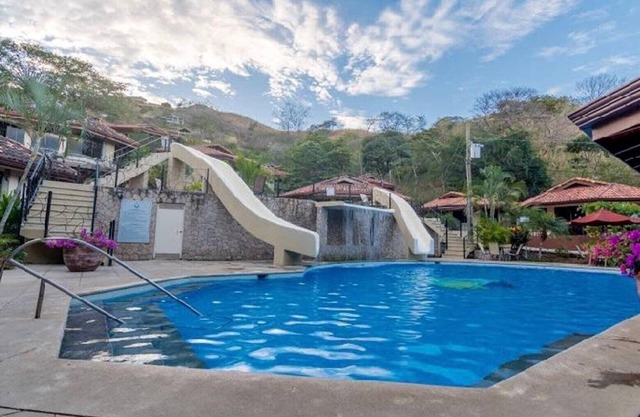 Your Comfortable, Safe, Updated Villa Retreat for 2 to 6 Guests in Playa Hermosa