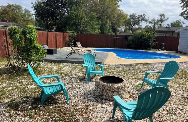 Your Dream Vacation Awaits: A Private Poolside Paradise Near Everything!