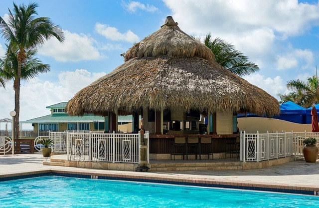 Your Gateway to Relaxation! Private Beach Access + Outdoor Pool