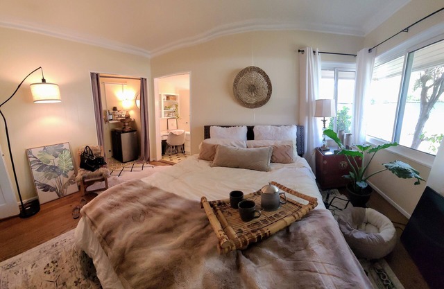 Your Gorgeous 1 Bedroom Suite Sherman Oaks Retreat!