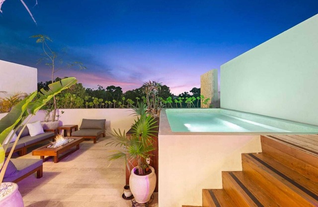 Your oasis awaits at our luxury penthouse-100% private rooftop with plunge pool, stunning views and 2 additional shared pools on the ground floor. FREE extras, backup generator and water softener.