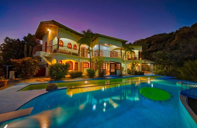 Your Own Private Luxury Villa - 3 minute drive to the beach & best restaurants