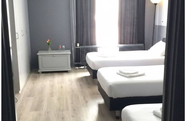 Your perfect group getaway—7 basic bedrooms, garden, A/C & more!