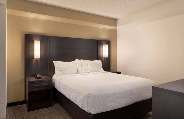 Your Perfect Getaway in Fresno! Full Kitchen, Outdoor Pool, Pets Allowed!