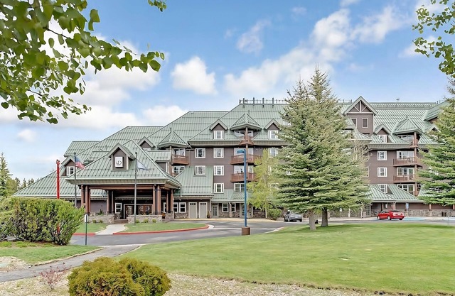 Your Stylish Mountain Retreat! Kitchenette, Outdoor Swimming Pool!