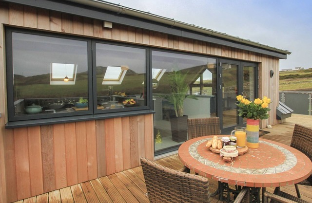 YSBRYD Y MYNYDD, pet friendly, luxury holiday cottage in South Stack