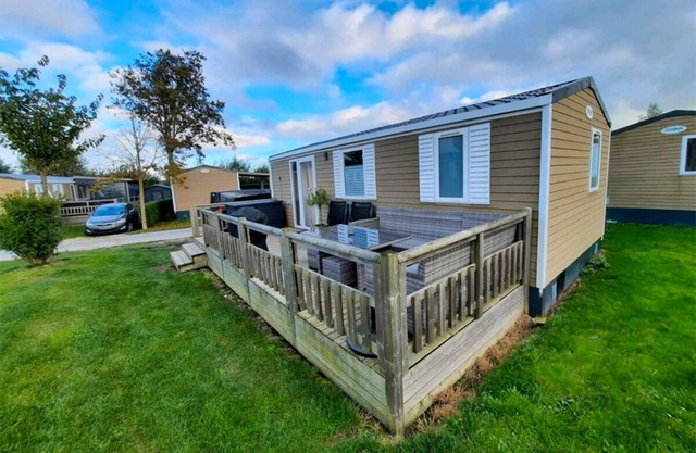 Zeeland Chaletje in Oostkapelle on a family-friendly park