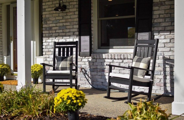 "Zen Den" on the Lake - Downtown Wayzata Charm, Pet & Family Friendly by Roxy Rentals