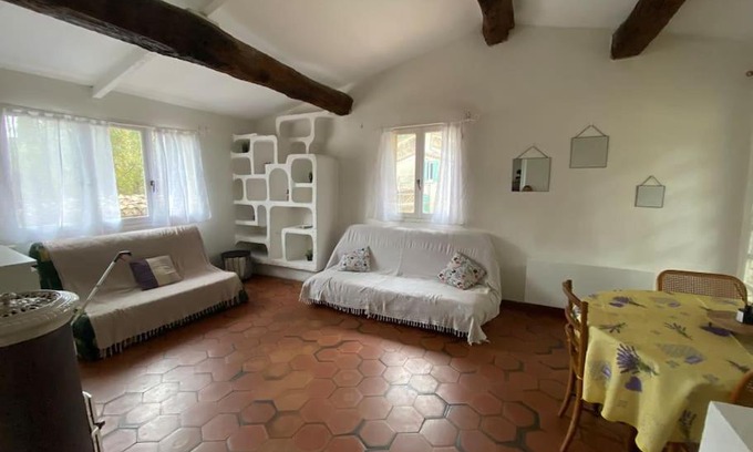 Correns House | à côté du château, calme et lumineuse, au centre