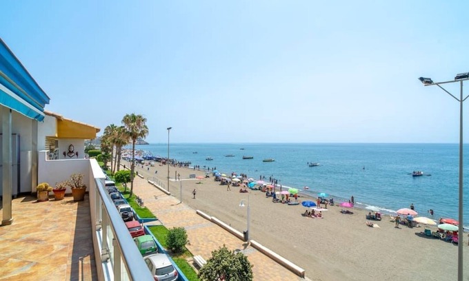 La Cala del Moral Apartment | Ático en Primera Línea de Playa con Vistas al mar