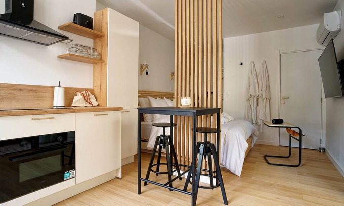 Verdun Apartment | Éveil en blanc - Private Jacuzzi & cotton comfort