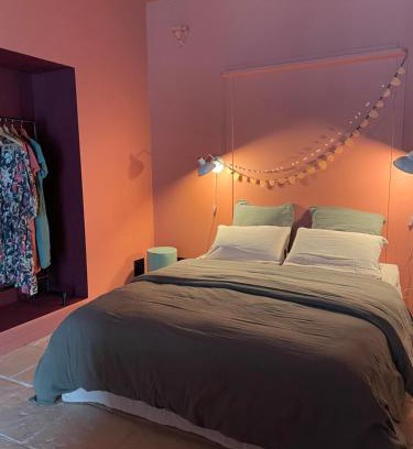 Roquecor Bed & Breakfast | Òli - chambre d'hôtes coeur de village à Roquecor, 2 personnes