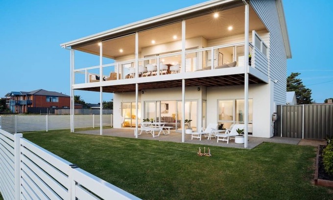 Aldinga Beach House | ōSHEN- Sleeps12, Gym, Kayak, MountnBike, BeachFrnt