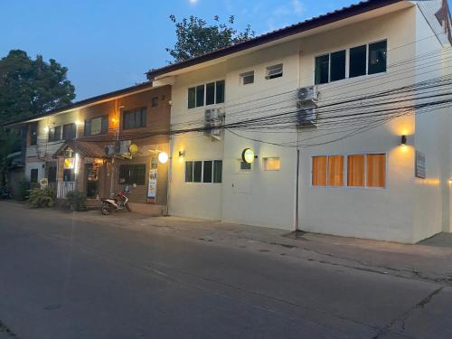 Nai Wiang Hotel | จอมเมือง Motel