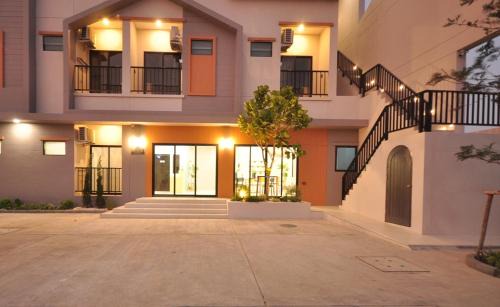 Lop Buri Apartment | เดอะมั้งกี้โฮเทลแอนด์เรสซิเดนซ์