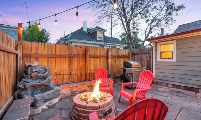 Downtown Colorado Springs Cottage | ᨒ Downtown Oasis ᨒ Steps to Dining, Cafes & Bars ᨒ