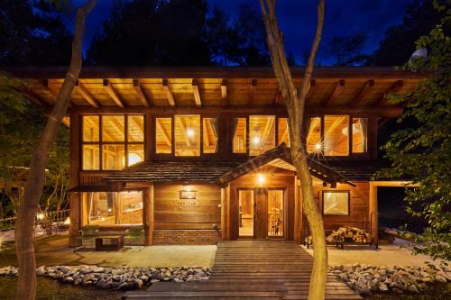 Tsuru House | 大自然の貸切Villa 都心から90分 最大10名 貸切サウナ 完全プライベート空間