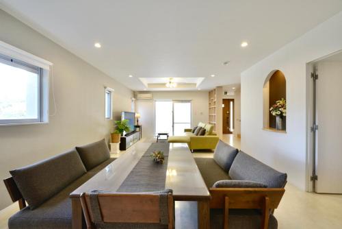 Enobi Apartment | 最大１２人宿泊可能 ご友人家族と一緒にステイタイム 広々リビングでホームパーティー