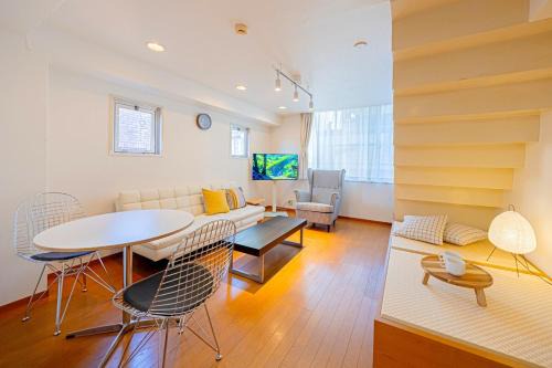 Sasazuka Apartment | 東真ビル4f5f