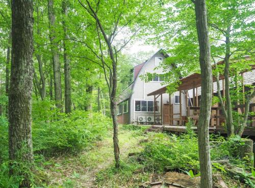 Nasu House | 森の中に佇むバンガロー 広大な屋根付きデッキでbbq 卓球 ハンモック