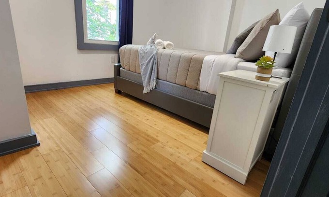 Primos Secane House | #04 Bright Room With Queen Bed+ TV in Angora