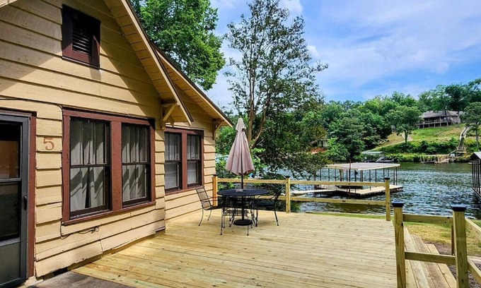 Mid America House | #05 - Lakefront Two Bedroom Cottage- Pet Friendly