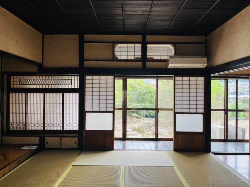 Aki Ward House | 1日1組限定 5LDKお洒落古民家 駐車場2台 夜景を望む宿 "一休庵" Traditional house with yard and parking