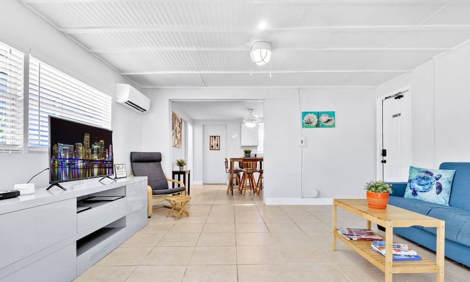 Downtown Fort Lauderdale Cottage | 1/1, king-sized bed, kitchen, hot tub, BBQ, porch, patio. FREE wifi & parking.