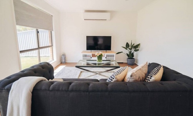 Currimundi House | 1/15 Croydon Av · 2 Bdrm 5min walk to Beach & lake