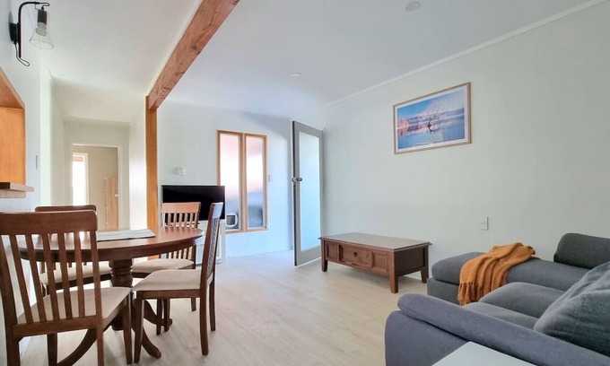 Hillsborough Apartment | 1/2 Melrose 2BR - 2 Melrose Road East, Hillsborough, Auckland 1042