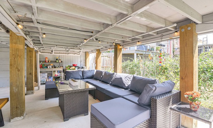 Galveston House | 1/2 Mi to Cruise Port! Galveston Retreat w/Yard.