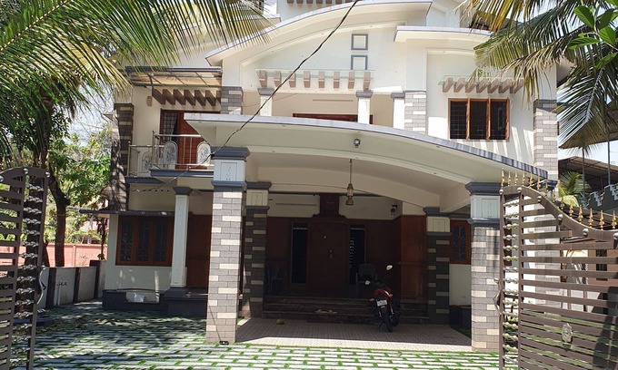 Kulanada House | 1.5km- town, Believers Hosp. 5 minutes to R. station. 2BHK, ensuite,A/C, balcony
