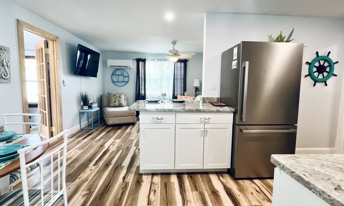 Jensen Beach Cottage | 1.7 to Ocean! 4Beds, 2 Bikes,W&D, Grill,Park Boat, Pickleball, Screened TV porch