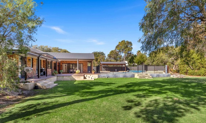 West Busselton House | 1 Acre of Bush, Pool, Trampoline, Monkey Bars & Basketball Court. Free WIFI