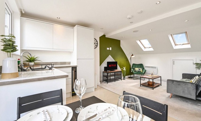 Victoria Park Apartment | 1 Bed Canton near Cardiff City Center Free Parking