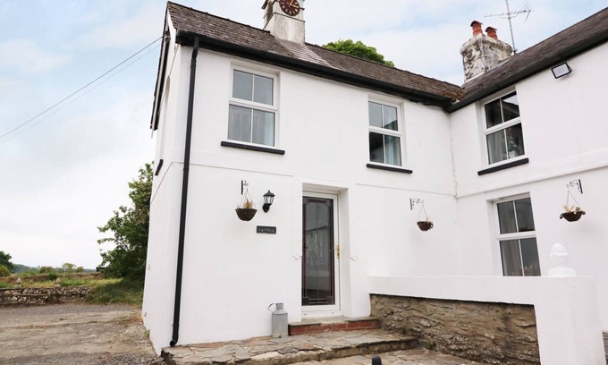 Llandyssiliogogo Cottage | 1 bed Clock house cottage with hot tub, West Wales