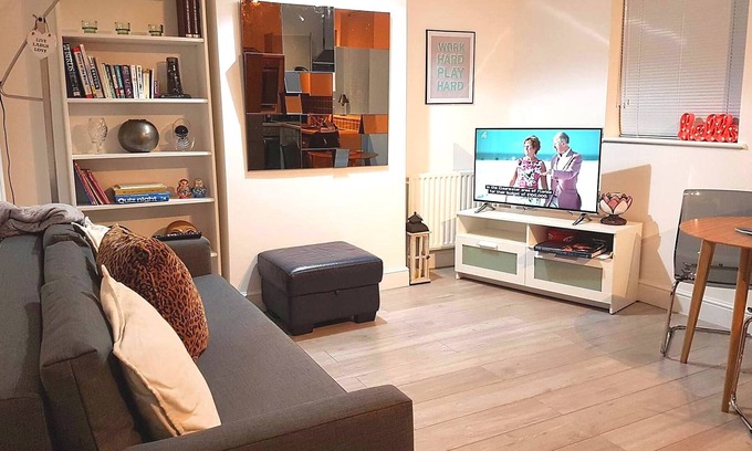 Custom House Apartment | 1 bed flat near Excel Centre / City Airport / O2 / Docklands - Sleeps 4
