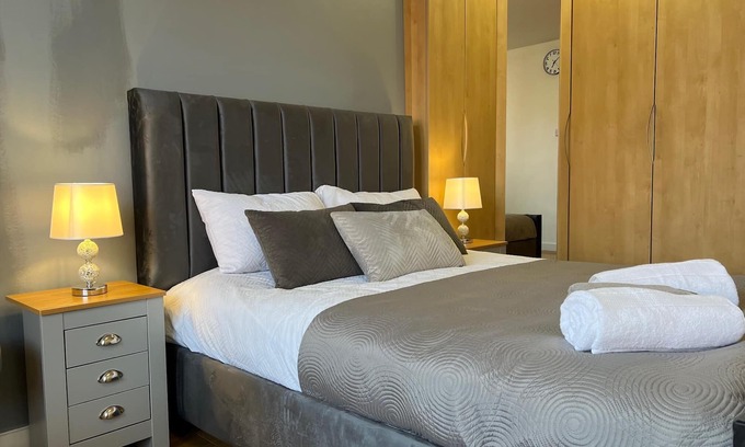 Oldham Apartment | 1 Bed Flat - Sleeps 2 - Parking - Wifi
