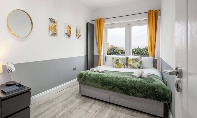 College Park and Old Oak House | 1 Bed Flat - Sleeps 3 - Parking - Wifi