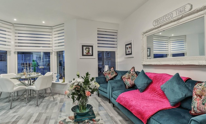 Scarborough House | 1 Bed House - Sleeps 2 - Parking - Wifi