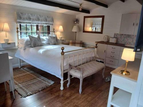 Netley House | 1 Bed Lodge - Southampton - Sleeps 2 - Parking