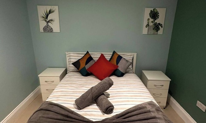 Hanger Hill Apartment | 1-Bed - Sleeps 4 - Free Parking