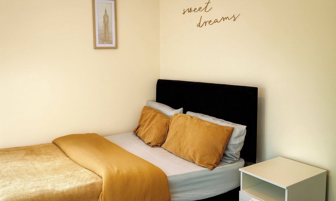Wolverhampton Apartment | 1 Bed - Sleeps 4 - Wolverhampton City Centre