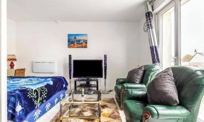 Pierrefitte-sur-Seine Apartment | 1 Bed Studio - Pets Welcome - Free Parking - WiFi