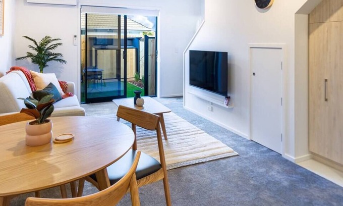 Papanui House | 1 Bedroom 1 Bath Executive Escape, Northlands Mall