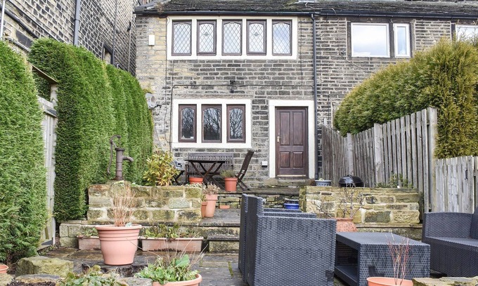 Ainley Top Cottage | 1 bedroom accommodation in Golcar, near Holmfirth