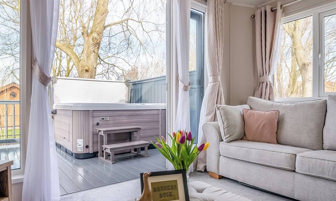 Arnold Ski Chalet | 1 bedroom accommodation in Skirlaugh, Nr Hull